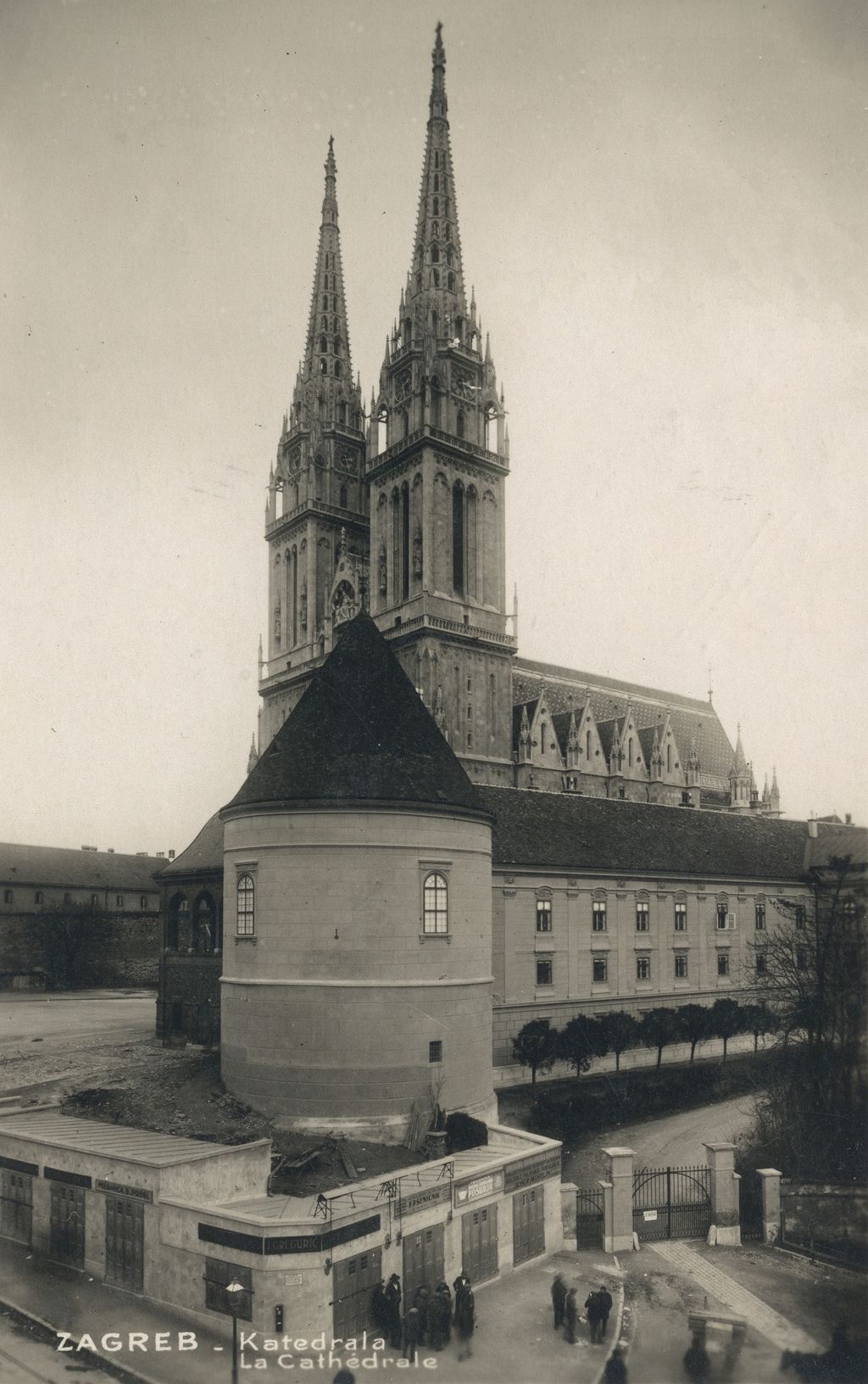 Katedrala, u prvom planu trgovine i mesnica u podnožju kule Nebojan